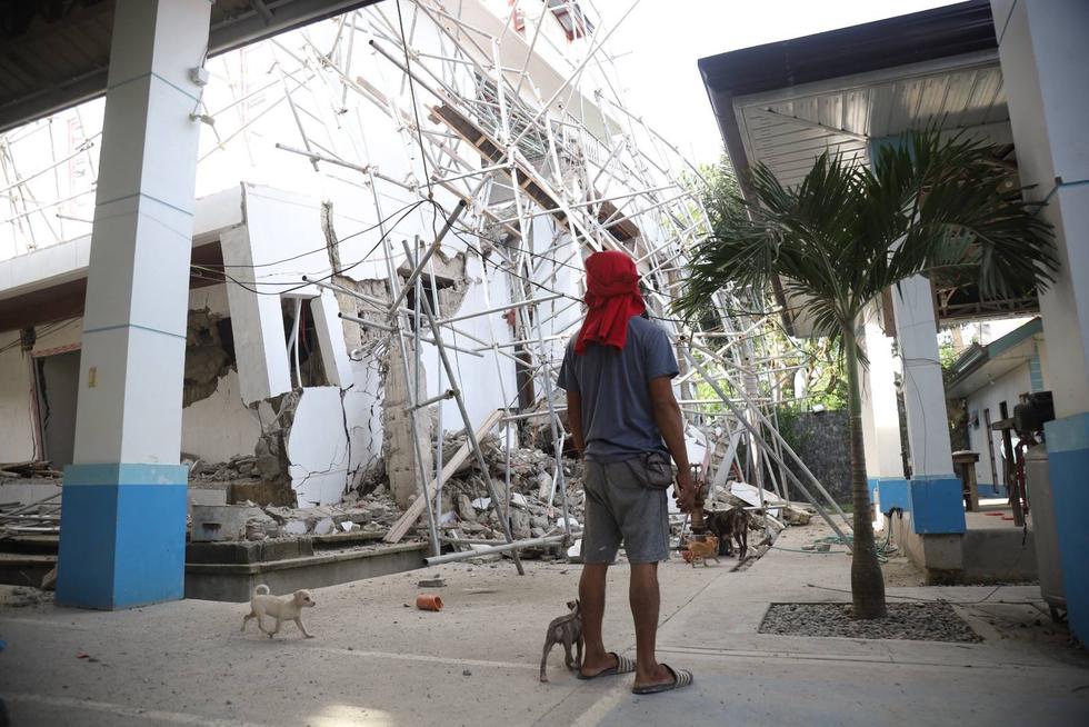 Un hombre observa este miércoles un edificio en la localidad filipina de Marcos derrumbado a causa del terremoto de 6,4 en la escala Richter que sacudió ayer la zona. EFE/ Bernie Sipin de la Cruz