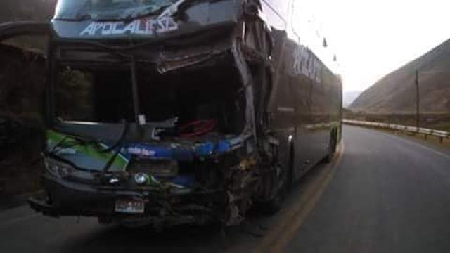 Junín: un muerto y al menor 15 heridos deja choque frontal de bus y tráiler