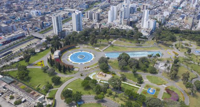 El Circuito Mágico del Agua, que en esta época del año está atiborrado de personas, actualmente se aprecia desierto. Pocos peatones y autos circulan por las calles cercanas. (Foto: Daniel Apuy/ GEC)