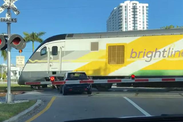 El preciso momento en el que un coche impacta contra un tren que circulaba a toda velocidad por una calle de Miami | Foto: Captura de video ViralHog