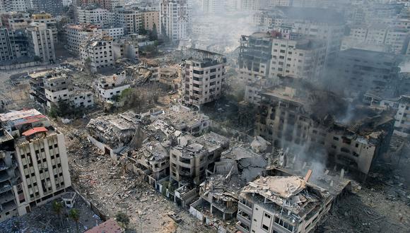 Edificios muy dañados tras los ataques aéreos israelíes en la ciudad de Gaza el 10 de octubre de 2023. (Foto de BELAL AL SABBAGH / AFP)