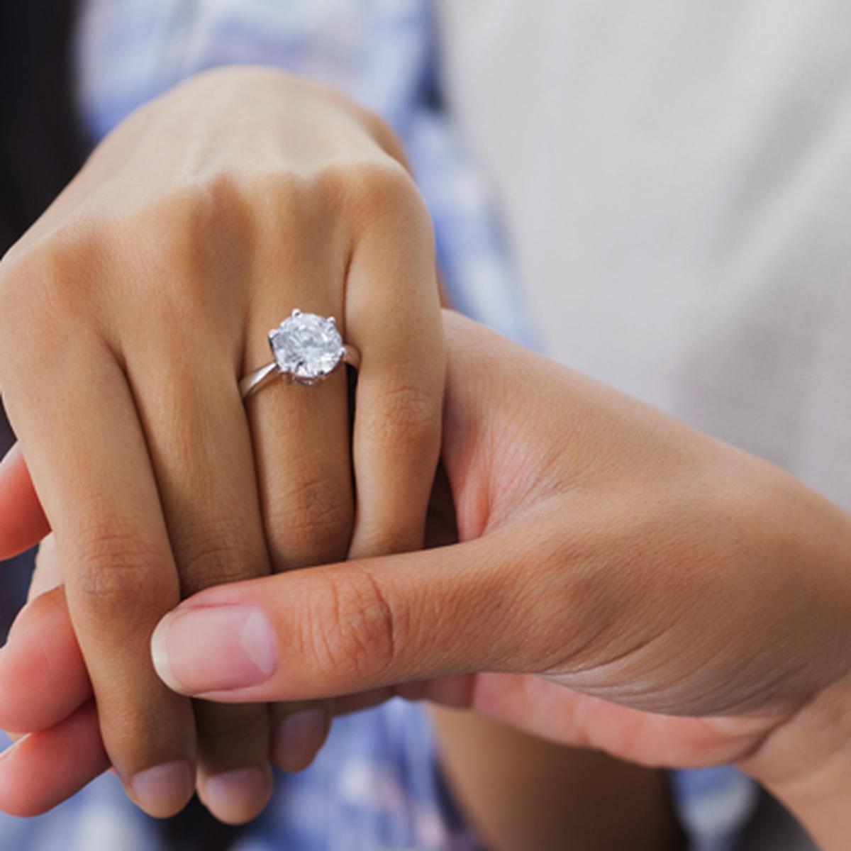 Anillo de compromiso y matrimonio: ¿en qué mano y dedo se deben