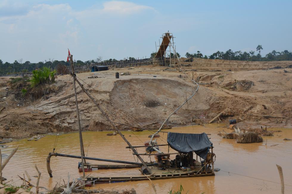 A pocos kilómetros de la comunidad de Arazaire, existen dragas para extraer oro. Otros 11 pueblos tienen problemas similares (Foto: Jorge Malpartida Tabuchi)