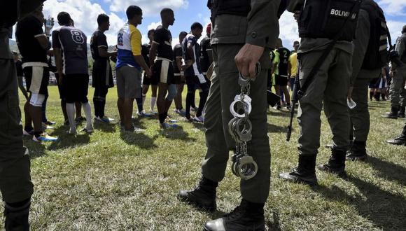 Autoridades venezolanas vigilando a presos de la cárcel de Tocorón, que presuntamente funciona como la "sede" del Tren de Aragua, durante un torneo penitenciario de rugby. (Getty Images).