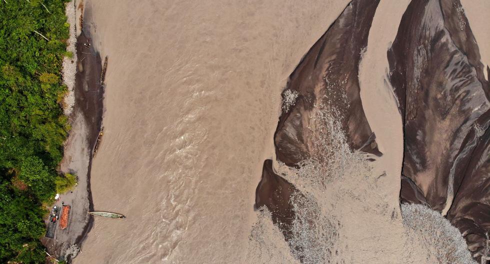 Vista aérea que muestra el derrame de petróleo en el río Coca, en el pueblo de Puerto Maderos, provincia de Sucumbíos, Ecuador, el 1 de febrero de 2022. (Cristina Vega RHOR / AFP).