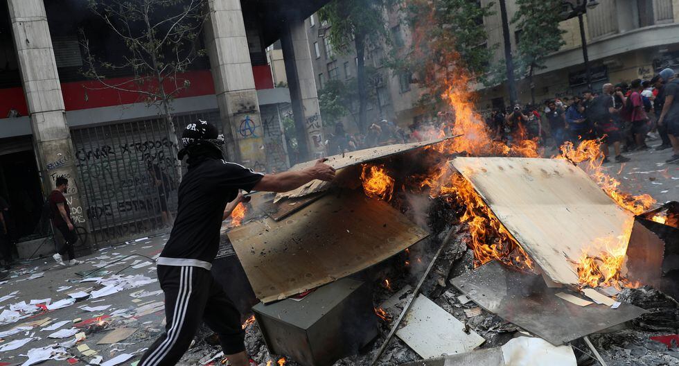 A demonstrator builds a barricade during a protest against Chile's state economic model in Santiago, Chile October 25, 2019. REUTERS/Edgard Garrido