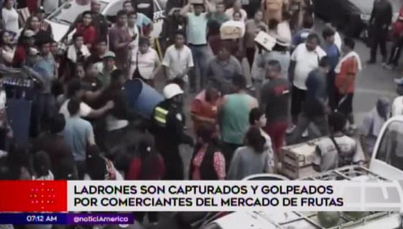 Comerciantes atraparon y golpearon a delincuentes que asaltaron a mujer. (Captura: América Noticias)