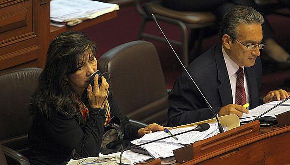 La postulaci&oacute;n a la reelecci&oacute;n de los congresistas Martha Ch&aacute;vez y Alejandro Aguinaga, quienes tuvieron un rol activo durante el gobierno de Alberto Fujimori (1990-2000), est&aacute; en evaluaci&oacute;n. (Foto: Rolly Reyna/ Archivo 