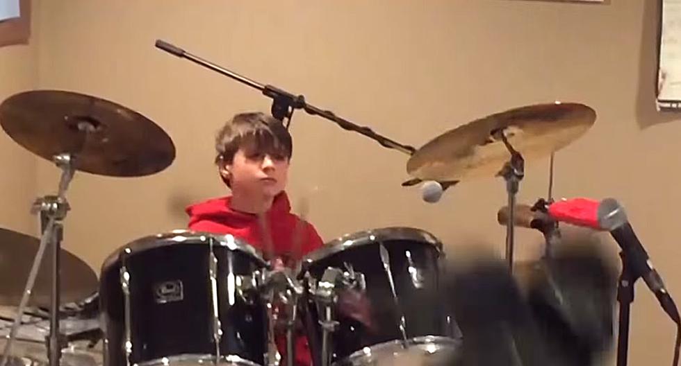 Este niño nos demuestra que el rock duele. (Foto: Captura de YouTube)
