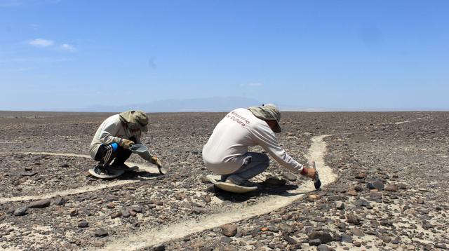 El Ministerio de Cultura contrata a trabajadores iqueños que conocen bien la pampa de Nasca para limpiar las famosas líneas. (Foto: Luis García Bendezú / El Comercio)