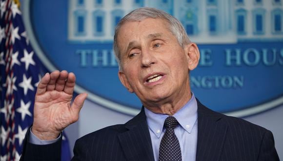 Anthony Fauci expresó que se debe asumir por los datos que se conocen que la variante británica del coronavirus puede “causar más daño, incluida la muerte”. (Foto: MANDEL NGAN / AFP)