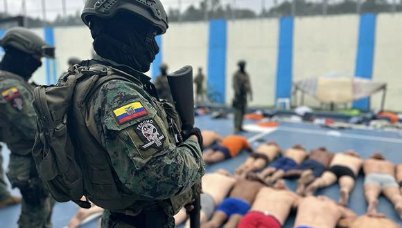 Fuerzas de seguridad de Ecuador vigilan a los reclusos después de que soldados y policías recuperaron el control de la prisión de Turi en Cuenca, el 14 de enero de 2024. (Foto referencial, AFP).
