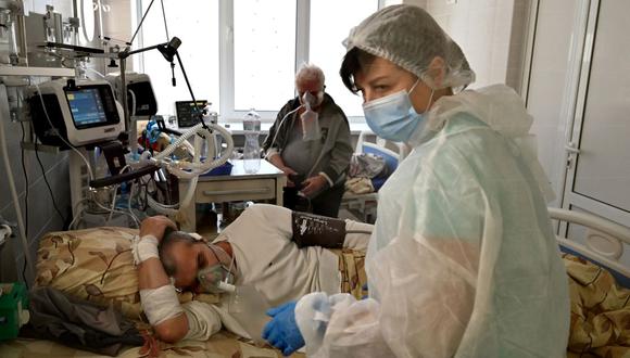 Personal médico brinda asistencia a pacientes de coronavirus de Covid-19 en la unidad de cuidados intensivos de un hospital de Kiev, Ucrania, el 1 de noviembre de 2021. (SERGEI SUPINSKY / AFP).