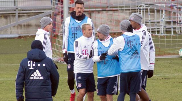 Muy cerca de la acción estaba Jerome Boateng y Franck Ribery, ambos separaron a los jugadores para que no se vayan a las manos.  (Foto:Bild).