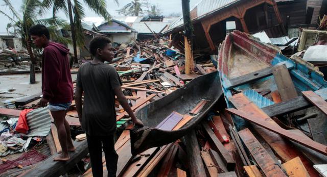 Los residentes se paran sobre los escombros mientras miran una casa dañada por el paso del huracán Iota, en Puerto Cabezas, Nicaragua. (REUTERS / Oswaldo Rivas).