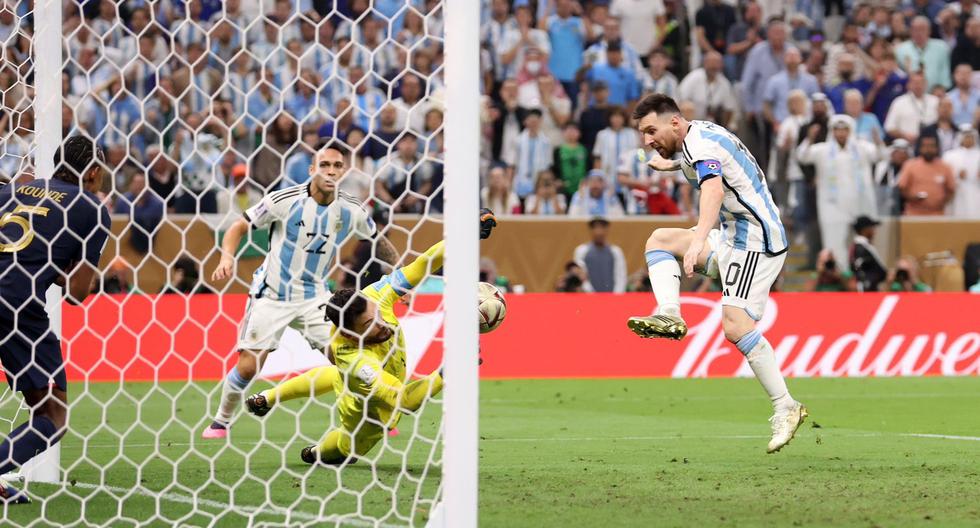 Lionel Messi marca el tercero para Argentina en la final de la Copa del Mundo en el estadio Lusail. Míralo aquí.