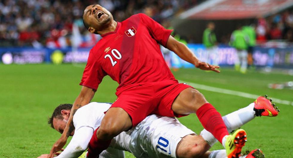 Luis Ramírez recibió una brutal falta de Wayne Rooney en el Perú vs Inglaterra. (Foto: Getty Images)