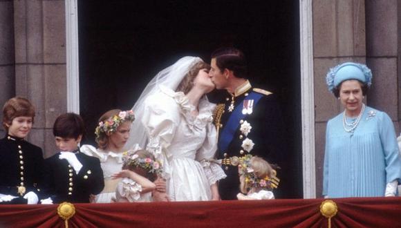 El icónico beso entre Lady Di y el príncipe Carlos. (Foto: AFP)