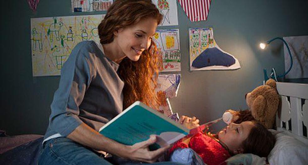 Contarles un cuento es un momento de calidad en el que los cerebros de los pequeños se estimulan mediante la lectura. (Foto: Getty Images)
