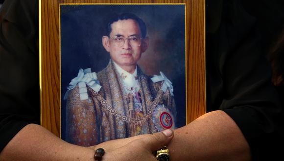 Una persona sostiene el retrato del fallecido rey de Tailandia, Bhumibol Adulyadej. REUTERS