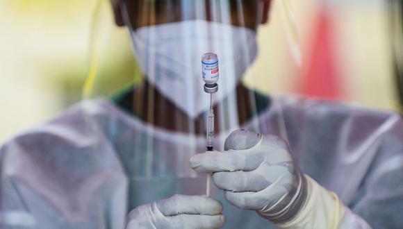 Personal sanitario prepara una dosis de la vacuna Sinopharm contra el coronavirus Covid-19 en Colombo, Sri Lanka, el 14 de agosto de 2021. (ISHARA S. ODIKARA / AFP).