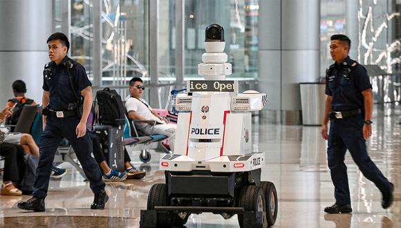 Robot policía resguarda el aeropuerto y puede atender emergencias. (Foto: AFP)