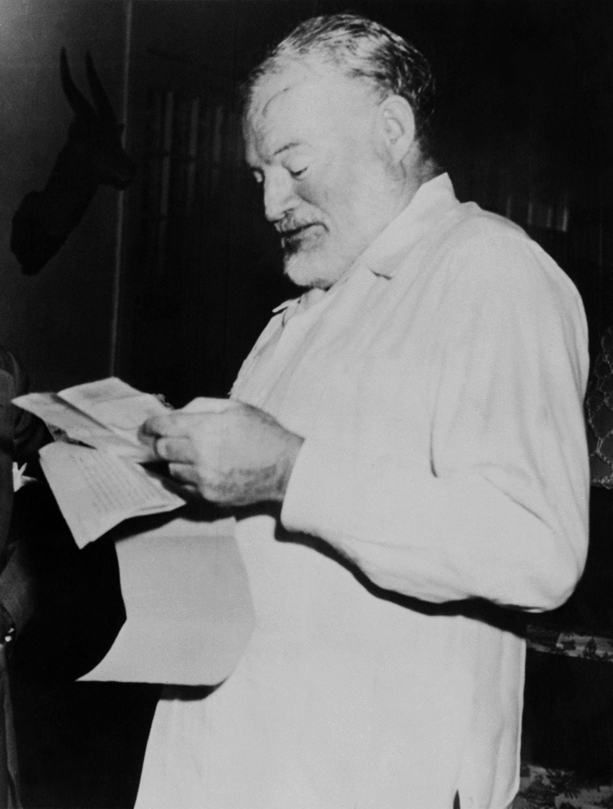 Una imagen de 1952 del escritor norteamericano Ernest Hemingway cuando ganó el premio Pulitzer por su novela corta "The Old men and the sea" ("El viejo y el mar"). (Foto: AFP)