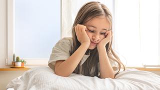 Si tu hijo se orina en la cama mientras duerme, esto podría estar pasando con él