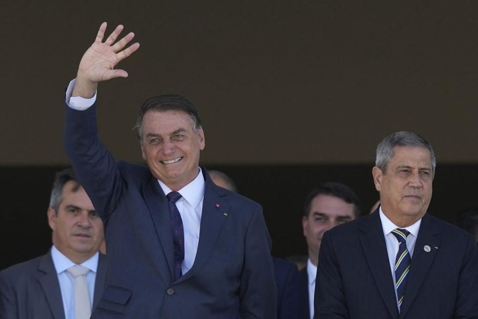 El presidente de Brasil, Jair Bolsonaro, participó este martes en un atípico desfile militar frente a la Presidencia y el Congreso en Brasilia, en medio de un clima de tensiones institucionales por sus reiterados ataques al sistema electoral. (Texto: AFP / Foto: AP).