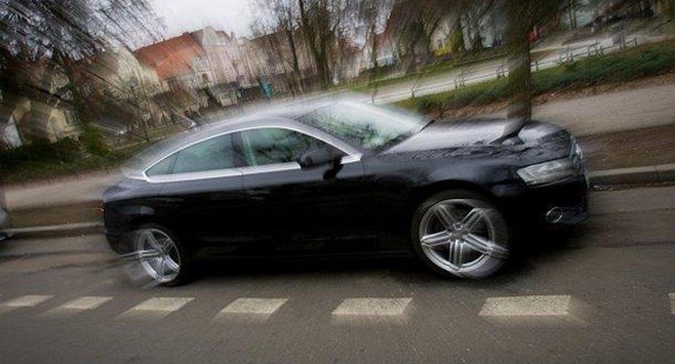 Una cámara de seguridad grabó el momento en que dos delincuentes rompen el cristal de la ventana de un coche y roban al conductor en menos de 10 segundos. (Foto: Getty Images