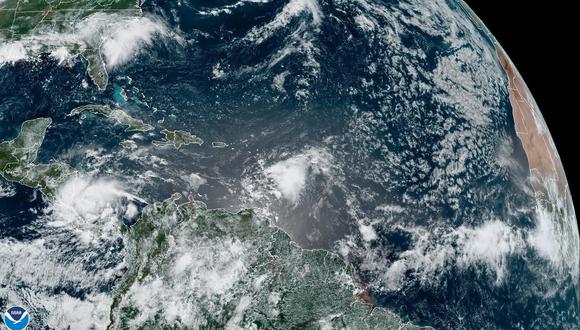 Fotografía satelital cedida este viernes por la Administración Nacional de Océanos y Atmósfera (NOAA) de Estados Unidos a través del Centro Nacional de Huracanes (NHC) donde se aprecia la tormenta tropical "Bonnie".