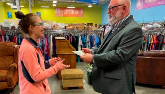 Andrea Lessing recibió una sorprendente recompensa por su honesta acción. Ella se emocionó hasta las lágrimas.| Foto: Goodwill Industries of Central Oklahoma