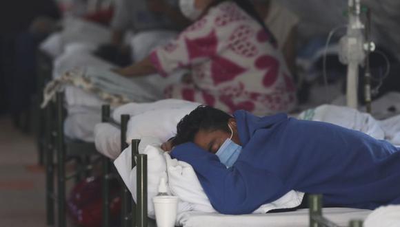 Los pacientes se someten a tratamiento por COVID-19 dentro de una carpa instalada en el exterior del Hospital del Seguro Social en Quito, Ecuador. (Foto: AP / Dolores Ochoa).