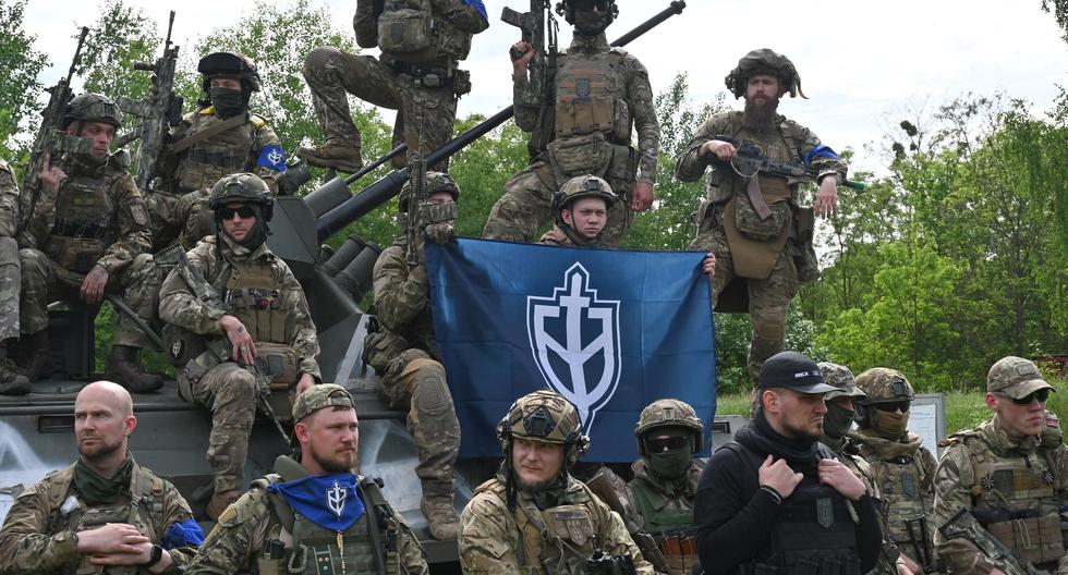 El Cuerpo de Voluntarios Rusos durante una presentación para los medios en el norte de Ucrania, no lejos de la frontera rusa, el 24 de mayo de 2023. (SERGEY BOBOK / AFP).