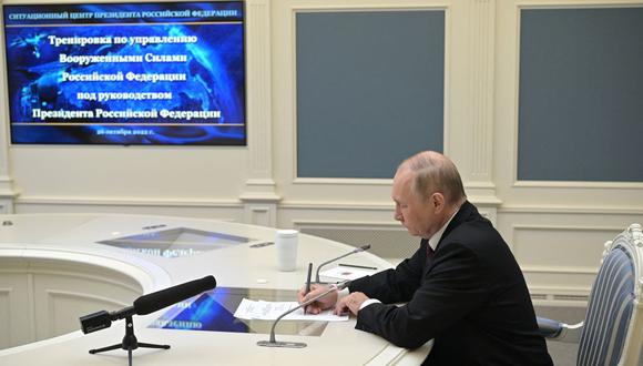 El presidente de Rusia, Vladimir Putin, supervisa el entrenamiento de las fuerzas de disuasión estratégica, tropas responsables de responder a las amenazas de guerra nuclear, el 26 de octubre de 2022. (Alexei Babushkin / SPUTNIK / AFP).
