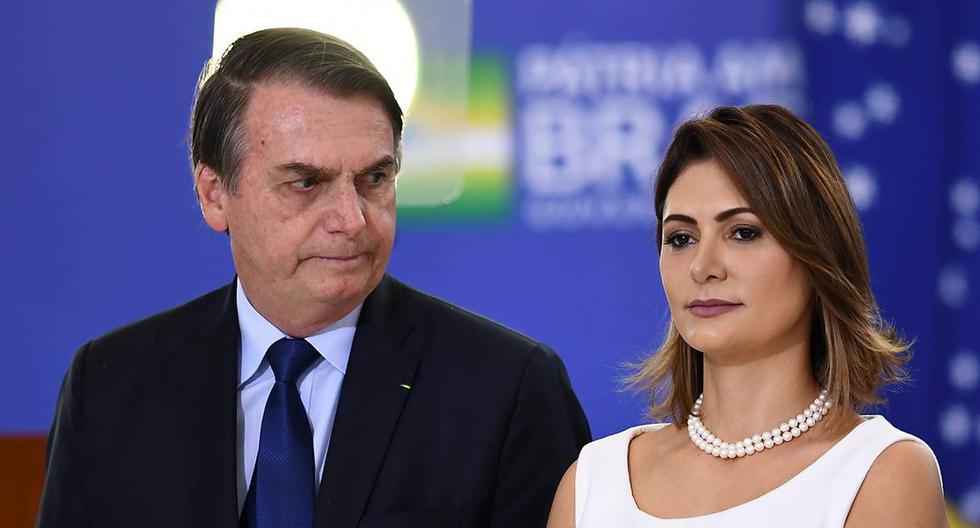 Jair Bolsonaro junto a su esposa Michelle Bolsonaro. El presidente de Brasil habló sobre el historial judicial de la familia de su cónyuge. (Foto: AFP)