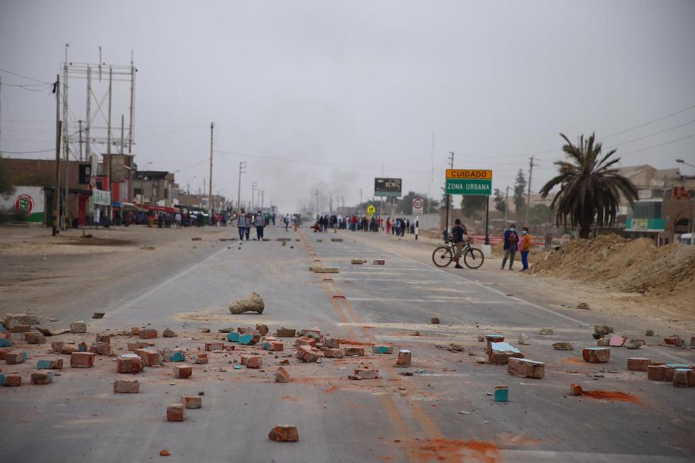 Panamericana Sur sigue bloqueada. En la imagen, manifestantes en el tramo de la carretera Santa Cruz en Pisco-Paracas. La protesta empezó ayer en la madrugada. (Foto:HugoCurotto / @photo.gec)