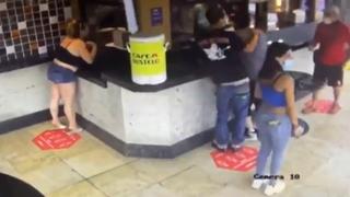 Miami: cuatro sujetos golpean a un cliente que les increpó por no usar mascarilla | VIDEO