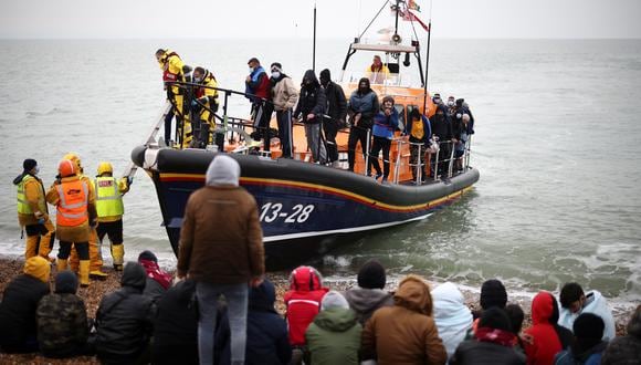 Migrantes son rescatados y llevados al Reino Unido. (Foto: Reuters)