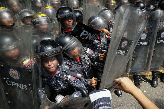 Guaidó, reconocido como presidente encargado de Venezuela por casi 60 países, encabezó este jueves un acto con estudiantes en la UCV para invitarlos a participar en una gran manifestación antigubernamental prevista para el 16 de noviembre. (Foto: EFE)