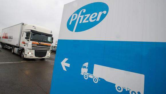 Un camión refrigerado sale de la planta de Pfizer en Puurs, Bélgica, el 3 de diciembre de 2020. (REUTERS / Yves Herman).
