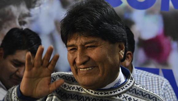 El expresidente de Bolivia, Evo Morales, saluda durante una conferencia de prensa en La Paz, el 11 de octubre de 2023. (Foto de AIZAR RALDES / AFP)