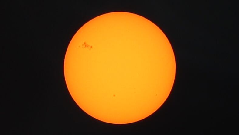 En la parte superior izquierda de la imagen se destaca la impresionante mancha solar AR3664 que viene generando preocupación. (Foto: Agencia Espacial del Perú)