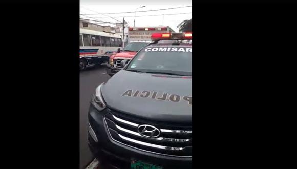 El bombero Ernesto Franco contó a El Comercio que llegaron al lugar para atender a dos personas que se cayeron de una moto, por lo que estacionaron la unidad delante de los heridos, tal como lo señala el protocolo. (Facebook)
