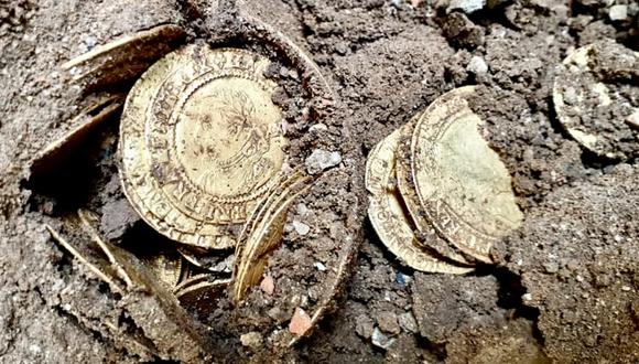 Una pareja desenterró decenas de monedas de oro que descubrieron bajo el piso de su cocina. (CNN).