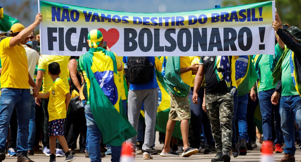 Seguidores de Jair Bolsonaro siguen exigiendo a las fuerzas armadas que intervengan y no reconozcan el próximo gobierno de Lula da Silva. En la imagen, durante una manifestación en Brasilia el pasado lunes. REUTERS/Adriano Machado