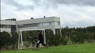 Maradona da patada a su nieto mientras jugaban futbol [VIDEO]