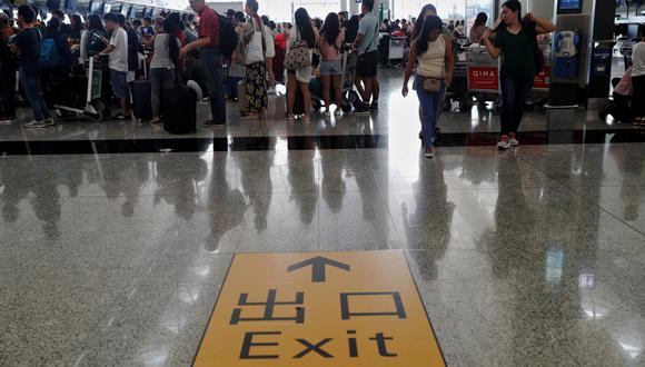 A lo largo de la noche, los más de 5.000 manifestantes fueron abandonando poco a poco el aeropuerto. La policía no intervino para dispersarlos por la fuerza. (Reuters)