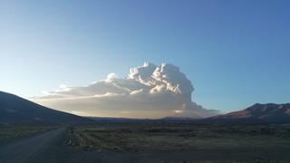 Volcán Ubinas emitió gases volcánicos azulinos de hasta 2.000 metros de altura