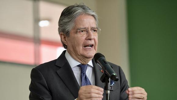 El presidente ecuatoriano, Guillermo Lasso, habla con la prensa después de emitir su voto durante las elecciones locales en la escuela Ileana Espinel Cedeño en Guayaquil, Ecuador, el 5 de febrero de 2023. (Foto de MARCOS PIN / AFP)